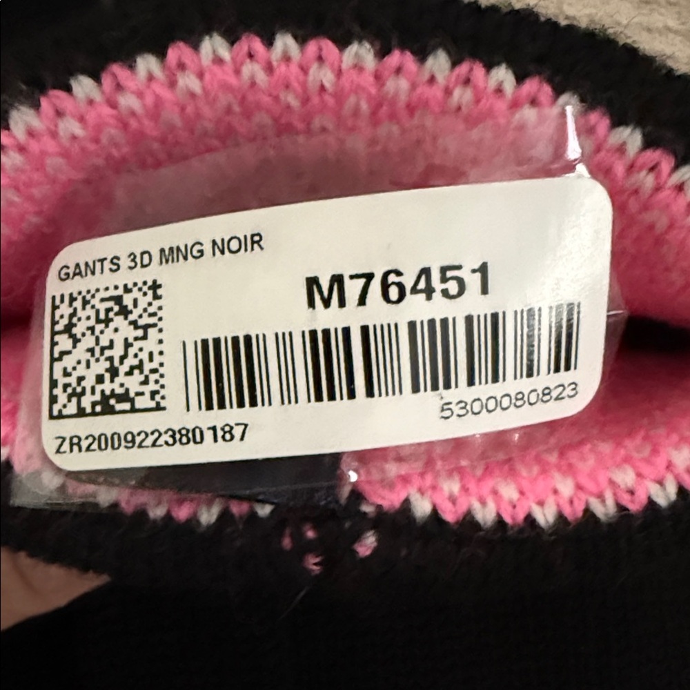 Louis Vuitton Black and Pink “3D” Monogram Beanie and matching Gloves - Picture 8 of 8